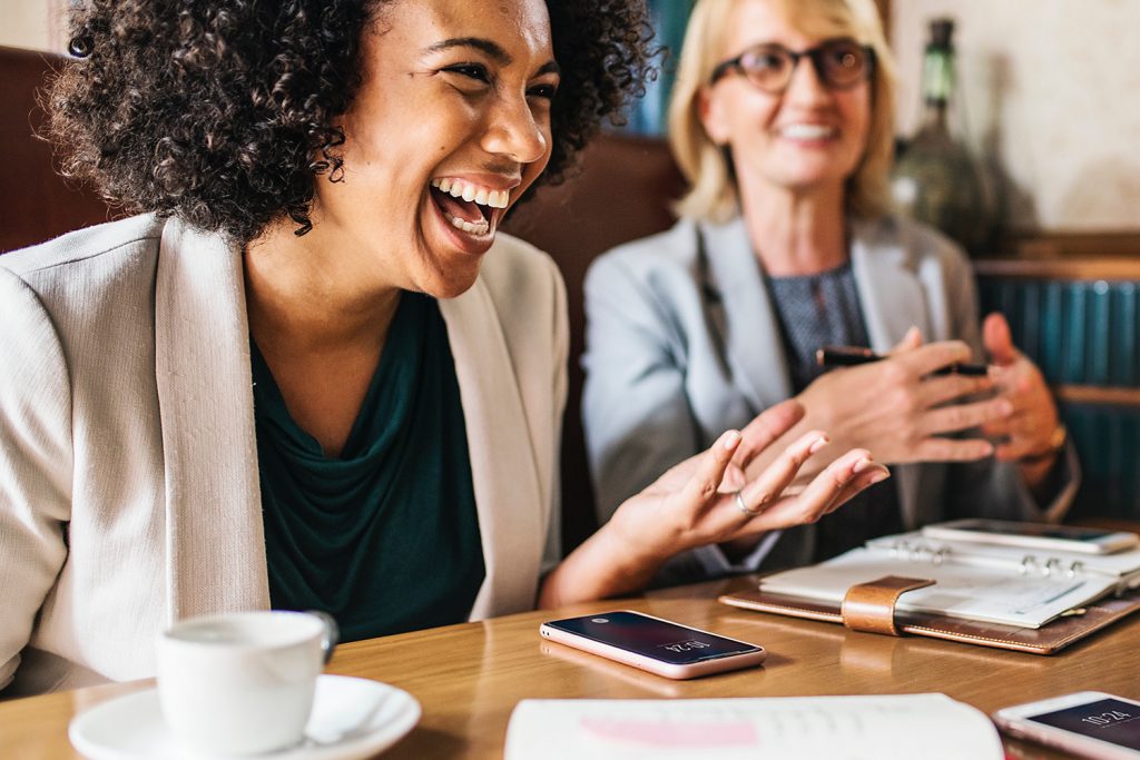 Kvinna som skrattar - Jobba hos oss