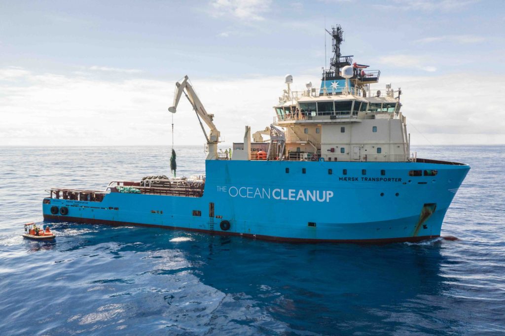Om oss på UCS IT solutions och vårt arbeta för hållbarhet - Projektet the ocean cleanup blockar upp plast ur havet med en båt